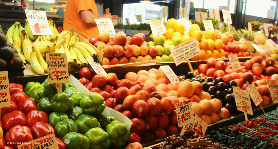 Ein Marktstand mit bunten Früchten, Gemüse und Beeren © Melissa Askew – unsplash.com