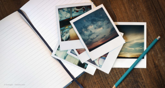 Stapel Fotos auf Notizbuch