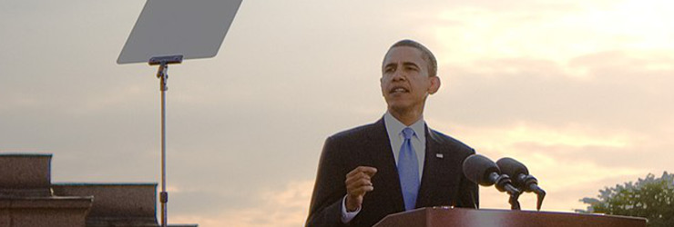 Barack Obama steht an einem Pult und spricht eine Rede.