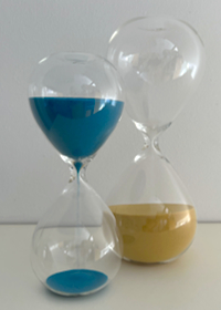 Meine Sanduhren. Eine mit blauem Sand für 30 Minuten. Eine mit goldenem Sand für 60 Minuten.