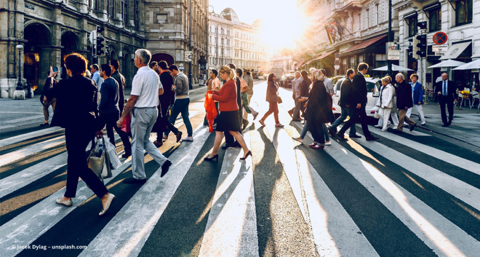 Menschen gehen auf einem Zebrastreifen © Jacek Dylag – unsplash.com